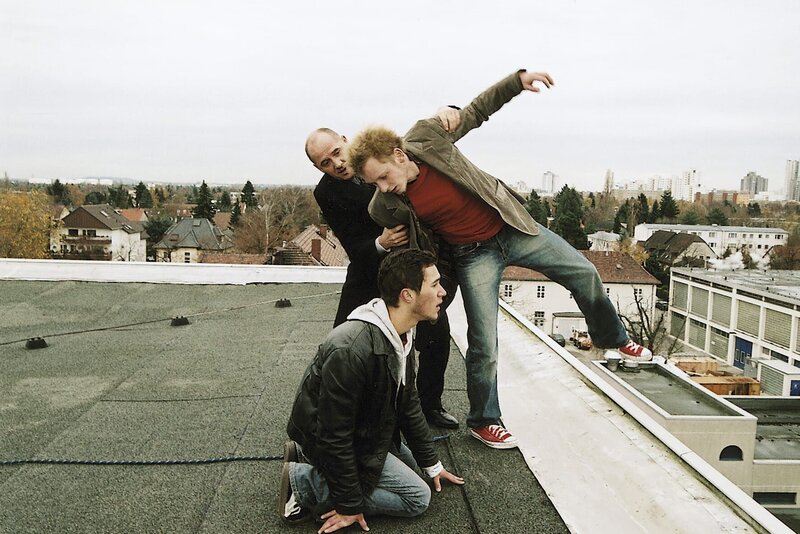 Dr. Robert Kolmaar (hinten li: Ulrich Mühe) versucht zwischen Alexander Rozin (hinten re: Christian Blümel) und Sezen Aksul (vorne: Ludwig Trepte) zu vermitteln. – Bild: ZDF und Daniela Incoronato