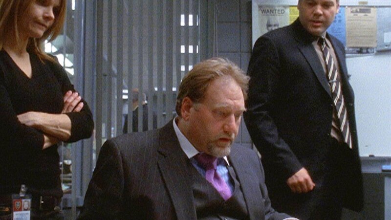 Eames (Kathryn Erbe) und Goren (Vincent D’Onofrio, r.) bitten Mr. Gary (Rodrick Covington), die Verbrecherkartei durchzusehen. Vielleicht ist der Mörder vorbestraft. – Bild: MG RTL D