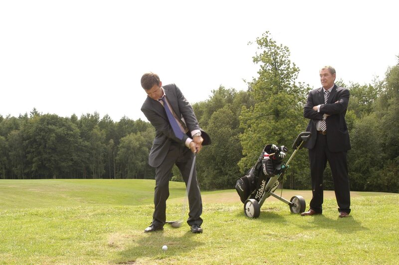 DS Ben Jones (Jason Hughes, l.) und DCI Tom Barnaby (John Nettles, r.). – Bild: ZDF