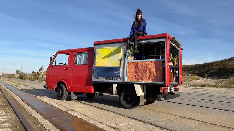 Künstlerin Lisa-Maria Mayer. Sie lebt und arbeitet in einer ausgedienten roten Feuerwehr an der Küste Griechenlands. – Bild: MDR/​Hoferichter&Jacobs