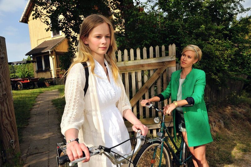 Jule Weisshaupt (Emilia Bernsdorf, l.) möchte nicht mit Klara (Wolke Hegenbarth, r.) über ihren ermordeten Freund Mischa sprechen. – Bild: ARD/​Hardy Spitz