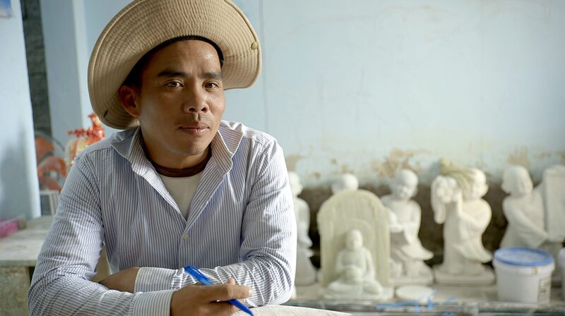 Seine Auftragsbücher sind voll: Dang Bao Vuong und sein Team stellen etwa 10 Statuen pro Monat her, gerade hat ein Kunde ein Kunstwerk aus einem 30 Tonnen schweren Felsen geordert. – Bild: NDR/​Florian Melzer