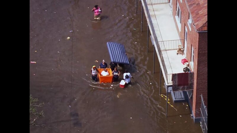 Bewohner von New Orleans navigieren nach dem Hurrikan Katrina durch die Fluten. (Teich5) – Bild: Pond5 /​ Pond5