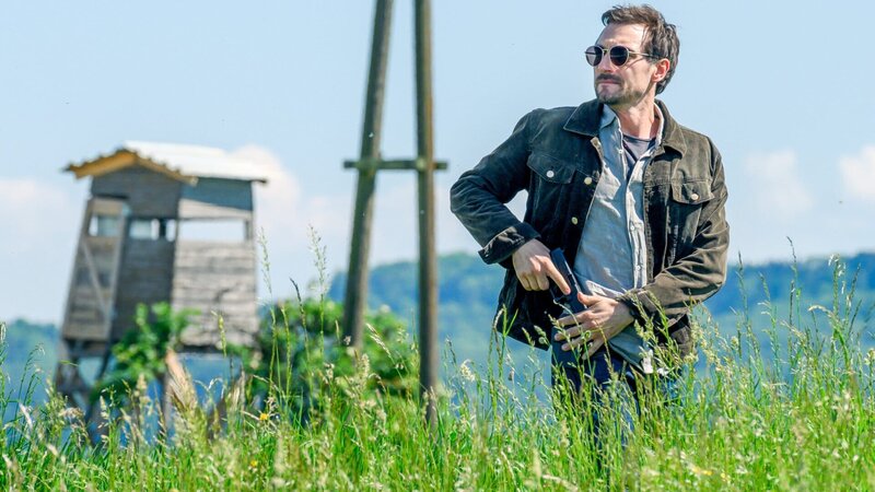 Der verdächtiger Erntearbeiter Cosmin Radow entkommt Ermittler Ben Halberg (Daniel Gawlowski) bei einer Verfolgungsjagd haarscharf. Seine Flucht führt zu mehr unbeantworteten Fragen. – Bild: ZDF