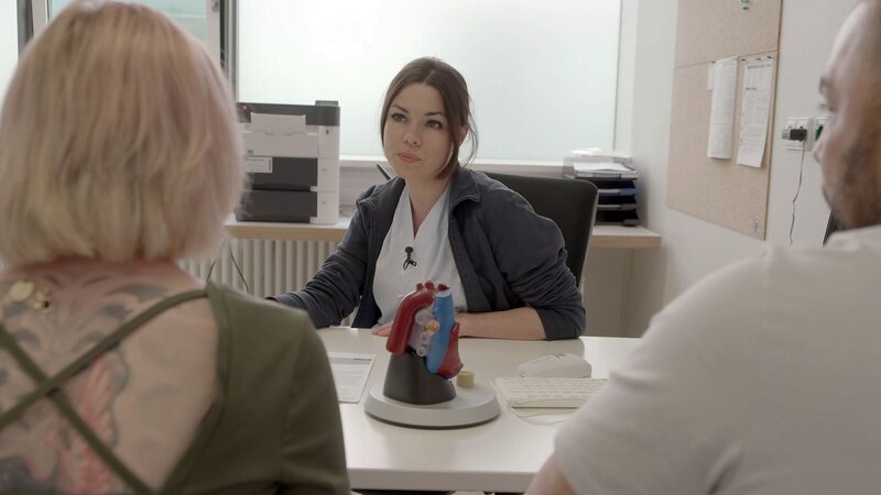 Dr. Lena Seegers (M.) im Gespräch mit einer Patientin. Seegers leitet in Frankfurt das einzige universitäre Frauenherzzentrum Deutschlands. Es betreibt auf Frauen fokussierte Forschung und Lehre zu Herz-Kreislauf-Erkrankungen und bietet personalisierte Therapien und Vorsorgeuntersuchungen speziell für Frauen an. – Bild: Arte
