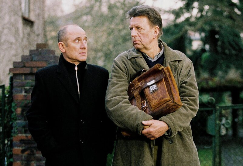 Dr. Robert Kolmaar (li: Ulrich Mühe) und Kommissar Joe Hoffer ( re: Jörg Gudzuhn) glauben, dass die Apothekerin Claudia Weihe mehr über das Verschwinden ihres Mannes weiß, als sie zugibt. – Bild: ZDF und Daniela Incoronato