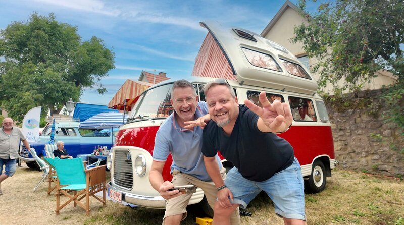 Lukas Lowack und Friso Richter wollen herausfinden: Wie verrückt muss ein cooler Camper tatsächlich sein? – Bild: HR/​Lukas Lowack