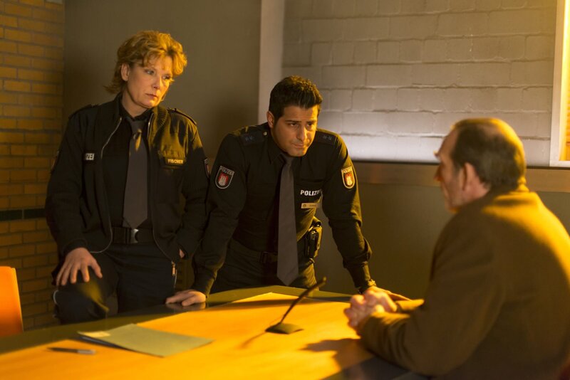 Mike Münster (Jochen Nickel, r.) streitet ab, dass er was mit der Entführung der Politikertochter Scarlett Brodersen zu tun hat. Claudia (Janette Rauch, l.) und Tarik (Serhat Cokgezen, M.) glauben der Ex-Kiez-Größe aber nicht. – Bild: ZDF und Boris Laewen