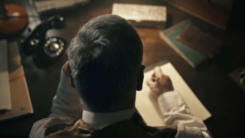 Ein Mann sitzt an einem Schreibtisch und schreibt – Bild: THE HISTORY CHANNEL /​ A+E Global Media