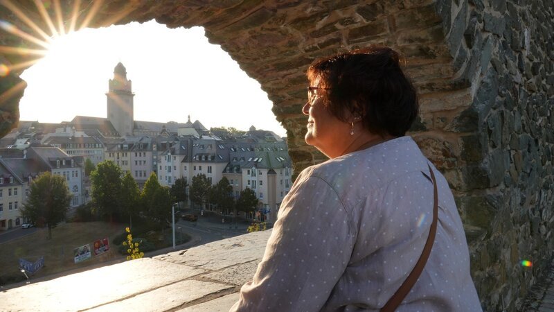 Blick vom Schlosshof auf ihre Heimatstadt: für Doritta wäre es schmerzhaft, wenn sie ihre Heimatstadt verlassen müsste. – Bild: ZDF