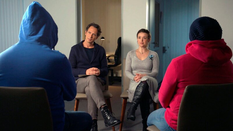 Jo Hiller mit Dolmetscherin im Gespräch mit rumänischen Schlachthofarbeitern – Bild: NDR/​Eike Nerling