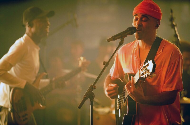 Patrice steht für grenzenlosen Stilmix: Mit Reggae, Soul und Hip-Hop aufgewachsen, mischt er diese Einflüsse heute in seiner Musik. – Bild: Véronique Fel