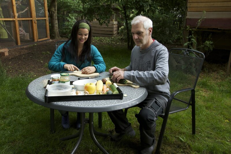 Anna und Lothar machen Frühstück für die Eichhörnchen: Nüsse und Gemüse. – Bild: BR/​Text und Bild Medienproduktion GmbH & Co. KG