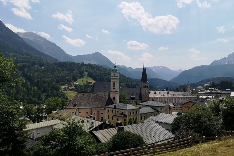 Blick auf Berchtesgaden. – Bild: Carsten Frank /​ BR, Bewegte Zeiten Filmproduktion GmbH