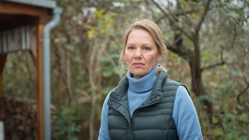 Wie sich herausstellt, hat der Unglückspilot auf dem Flugplatz eine falsche Identität angegeben. Der wirkliche Name des Toten ist Karsten Ranft. Er war ein gesuchter Betrüger. Hat ihn eines seiner Opfer umgebracht? Seine Schwester Simone Ranft (Antje Schmidt) kann sich zumindest nicht vorstellen, dass er das Flugzeug durch einen Pilotenfehler zum Absturz gebracht hat. – Bild: ZDF