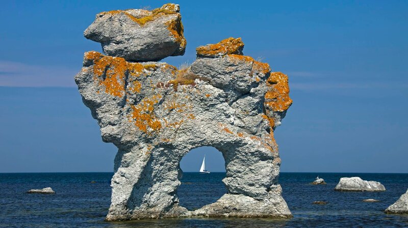 Bizarre Felsen und Figuren aus Kalkstein, ausgewaschen von Meer und Wind, geben Gotland etwas Mystisches. – (Felsformation, Naturschutzgebiet Gamla Hamn, Fårö) – Bild: WDR/​Imago