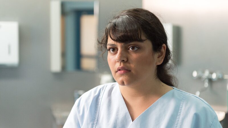 Krankenschwester Kira (Sara Fazilat) hatte in der Nacht Dienst im Krankenhaus. Die Kommissare versuchen anhand ihrer Aussage zu rekapitulieren, wer wann Zugang zu Alexander Hauffs Zimmer hatte. Dr. Julia Malawski war in den frühen Morgenstunden in der Notaufnahme und hat sich dort um einen Patienten gekümmert. Ist sie unbeobachtet nochmal zurück zu Alexander Hauff? Vielleicht um ihn zur Rede zu stellen? – Bild: ZDF