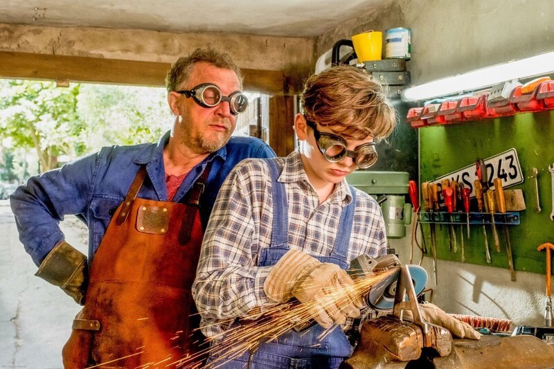 In der Garage schweißen Tobi (Matthias Komm, l.) und Luca (Luis Kain) ein Muttertagsgeschenk für Conny. Tobi ist traurig über Lucas Abreise, der ein Jahr ins Ausland geht. – Bild: RTL /​ Gordon Muehle