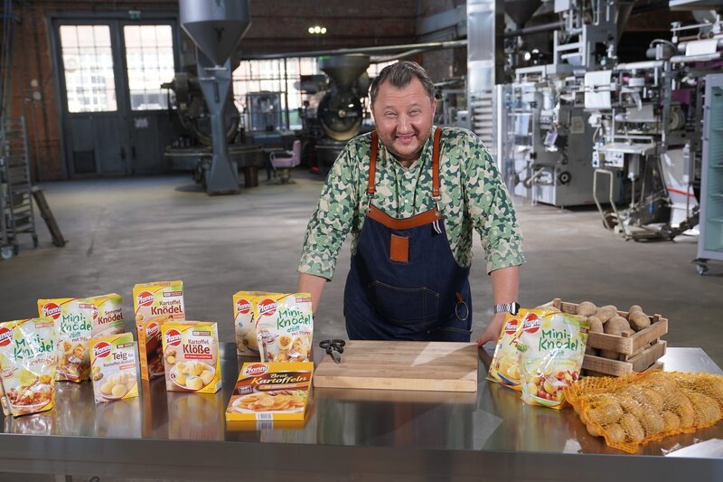 Sebastian Lege deckt die Tricks von Unilever auf. Langnese, Pfanni oder Knorr – alles Marken des Großkonzerns. Was steckt wirklich in den Produkten? Produktentwickler Lege baut die berühmten Lebensmittel nach. – Bild: ZDF