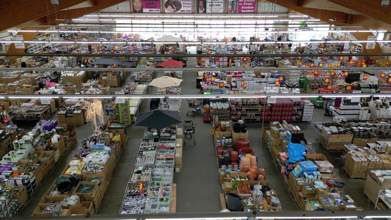 Alexander Walzers berühmter Rambazamba-Markt in Bad Gandersheim. – Bild: RTL /​ solisTV /​ Alex Walzer 2.0 – Das neue Leben des Schnäppchenkönigs
