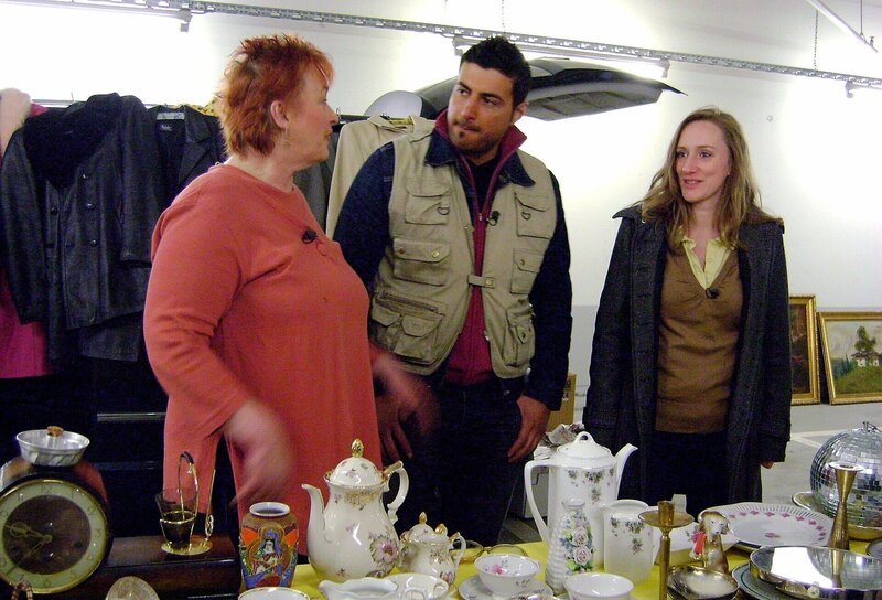 Bei Mona (li.) stapeln sich die Kisten: Der Keller platzt aus allen Nähten und auch in ihrem Gästezimmer kann sie keinen Besuch mehr unterbringen. Monas Tochter Steffi (re.) fürchtet, den ganzen Plunder einmal erben zu müssen. Da ruft sie vorher lieber Trödelprofi Sükrü zur Hilfe! – Bild: RTL II