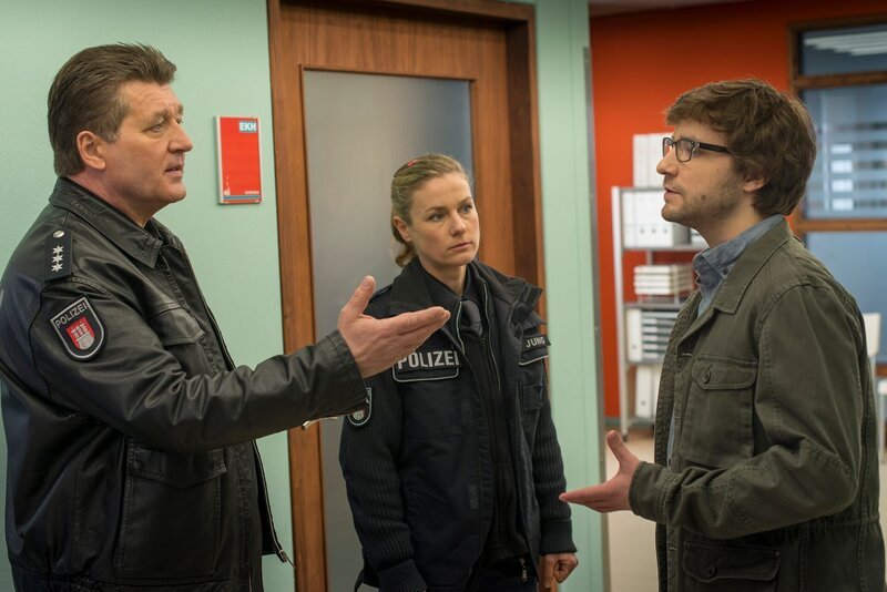 Hans (Bruno F. Apitz, l.) und Franzi (Rhea Harder-Vennewald, M.) versuchen, Boris Uhlmann (Jonas Minthe, r.) davon zu überzeugen, dass es in Anbetracht der Krebserkrankung seines Vaters besser wäre, den Streit der beiden beizulegen. – Bild: ZDF