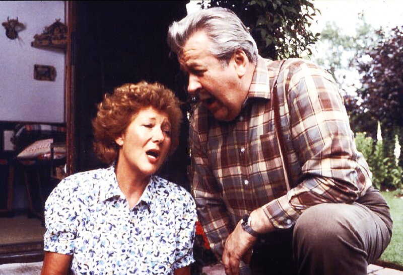 Enttäuschung bei der „Hausmeisterin“ Martha Haslbeck (Veronika Fitz): die sonst regelmässige Post von Costa bleibt aus. Da bieten Besuche im Schrebergarten des freundlichen Postboten Angerer (Willy Harlander) eine willkommene Abwechslung. – Bild: BR/​Tatiana Film GmbH & Co. Audio KG