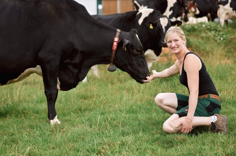 Der Kinne-Hof im Saarland: Landfrau Barbara Schmitt mit Milchkühen auf der Weide. – Bild: SWR/​Philipp Thurmaier