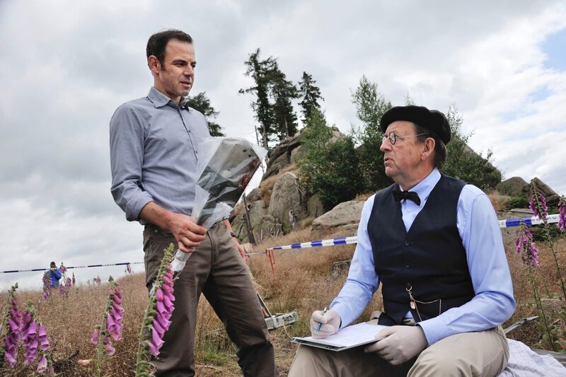 Leichenfund in der einsamen Klippenlandschaft im Harz: Hauptkommissar Paul Kleinert (Felix Eitner, l.) und Pathologe Dr. Münster (Jörg Gudzuhn, r.) stehen vor einem Rätsel. – Bild: ARD/​Hardy Spitz