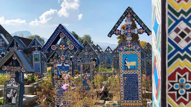 Die typischen Holzkreuze auf dem fröhlichen Friedhof. – Bild: NDR/Jens Husmann Die typischen Holzkreuze auf dem fröhlichen Friedhof. – Bild: NDR/Jens Husmann