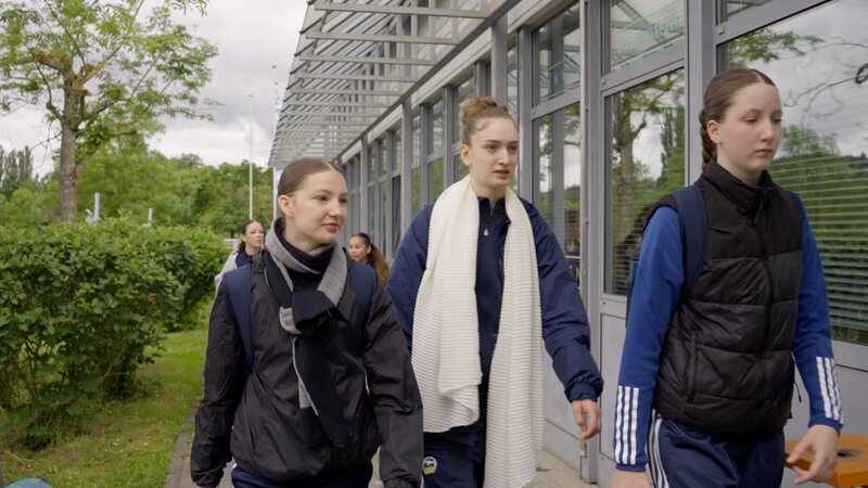 Alma, Lilli und Ella auf dem Weg in die Playoffs. – Bild: NDR/​Telekult