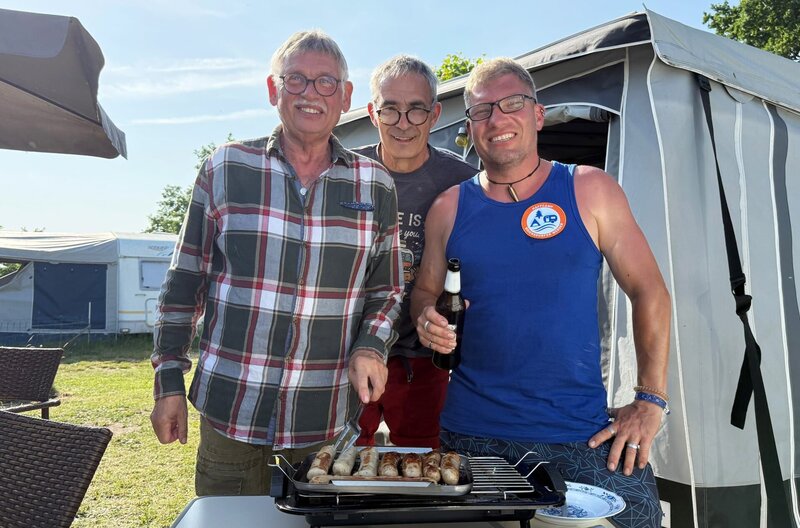 Christophs neue Nachbarn auf dem Campingplatz – Angrillen. – Bild: NDR
