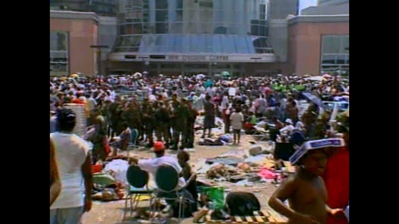 Nach dem Hurrikan Katrina versammeln sich vor dem Superdome zahlreiche gestrandete Einwohner und Nationalgardisten. – Bild: ABC News /​ ABC News