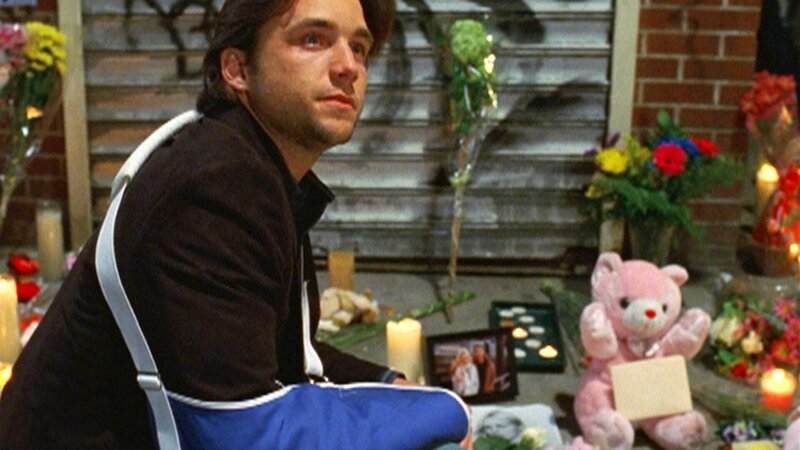 In den Blitzlichtern der Presse hält Schauspieler Mike (Jeff Hephner) eine ergreifende Rede. Genau an dieser Straßenecke wurde erst vor kurzem seine Freundin erschossen. – Bild: MG RTL D