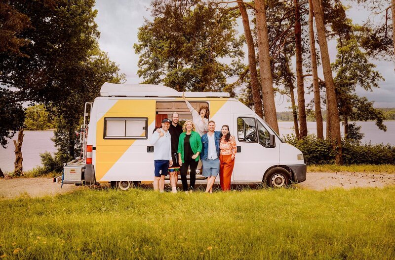„Tietjen campt – der Roadtrip“ mit: Axel Schulz, Pascal Hens, Bettina Tietjen, Isabel Varell, Leo Reisinger und Ariana Baborie (v. l. n. r.). – Bild: NDR/​Hendrik Lüders