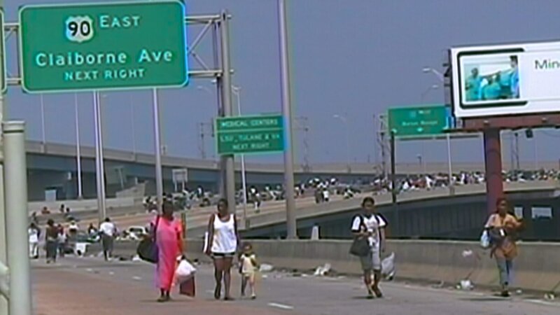 Einwohner von New Orleans laufen auf der Interstate, um nach dem Hurrikan Katrina im Jahr 2005 Zuflucht zu finden. – Bild: Global Imageworks, LLC.