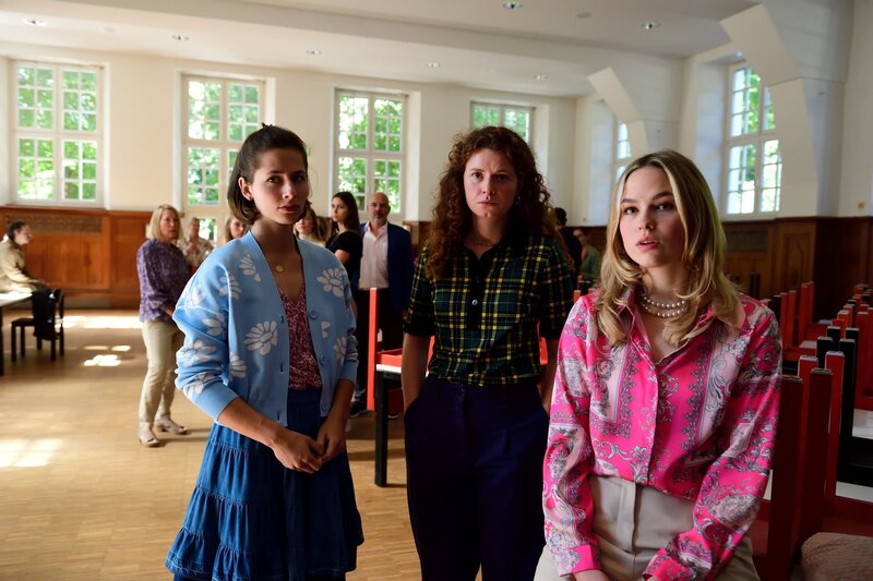Emily (Pippa Fee Rupperti, l.), Lydia Hermann (Nadja Sabersky, M.) und Caro Bilfinger (Isabel Dornheim, r.) stehen kurz vor ihrer Befragung nach dem Tod ihrer Mitschülerin Kim. – Bild: ZDF