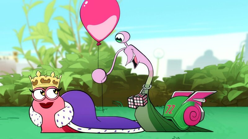 Flamme (li.) wird von allen wie eine Königin behandelt, da sie jemanden in ihren Gratisurlaub mitnehmen kann. Auch Checker versucht, seinen Charme spielen zu lassen. – Bild: ORF/​Universal