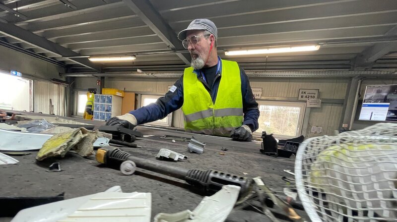 Olaf Strothmann sortiert den Elektroschrott in der Recyclinganlage vor. – Bild: NDR/Anke Hillmann Olaf Strothmann sortiert den Elektroschrott in der Recyclinganlage vor. – Bild: NDR/Anke Hillmann