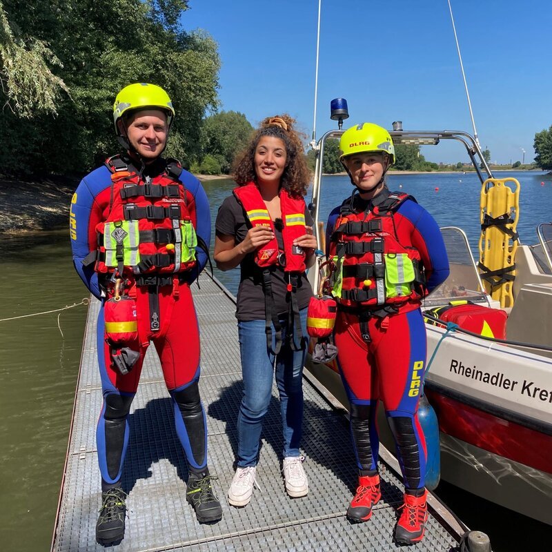 Wie gefährlich ist es, im Rhein zu baden? Das möchte Tessniem wissen und trifft dazu die Strömungsretter Kevin und Cécile von der DLRG. – Bild: WDR/​tvision