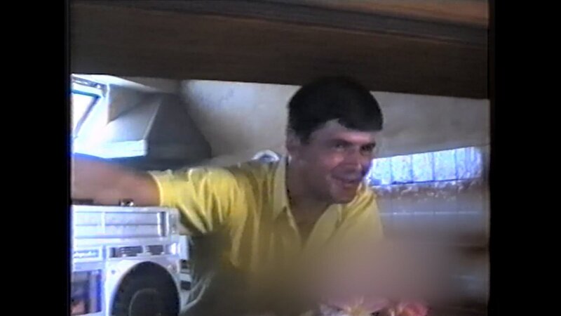 Alisias Vater hat während des Bosnien-Kriegs Videos für sie aufgenommen, die den Alltag und die Ängste und Hoffnungen der Menschen in Srebrenica beschreiben. – Bild: ORF/​Docdays Productions GmbH