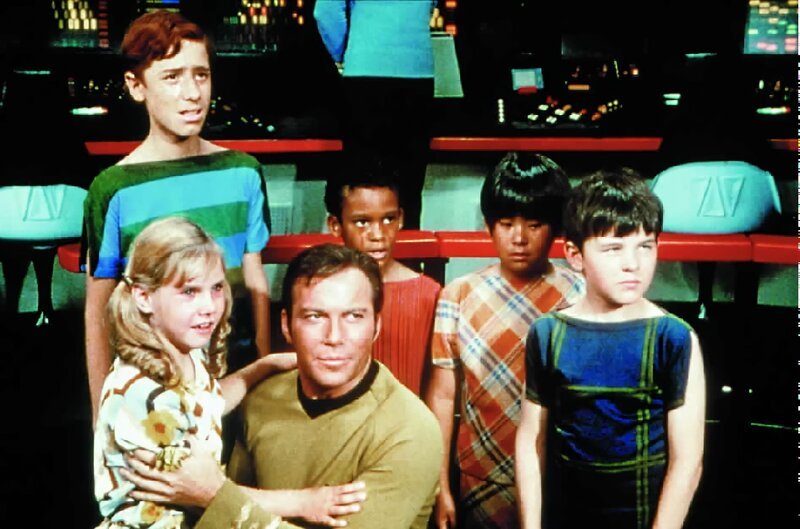 Kirk (William Shatner) mit Kindern – Bild: Tele 5