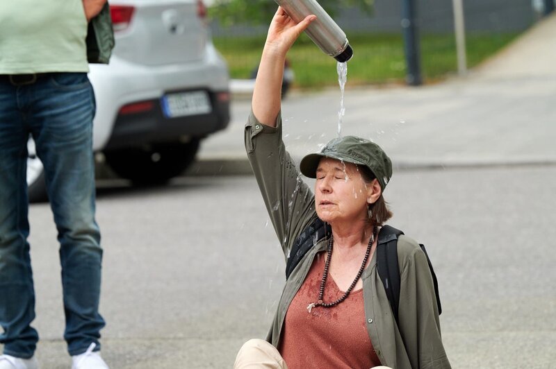 Margot (Franziska Walser) will zu drastischeren Protestmitteln greifen: Sie wird den Menschen zeigen, was es bedeutet, wenn unsere Erde brennt! – Bild: ZDF