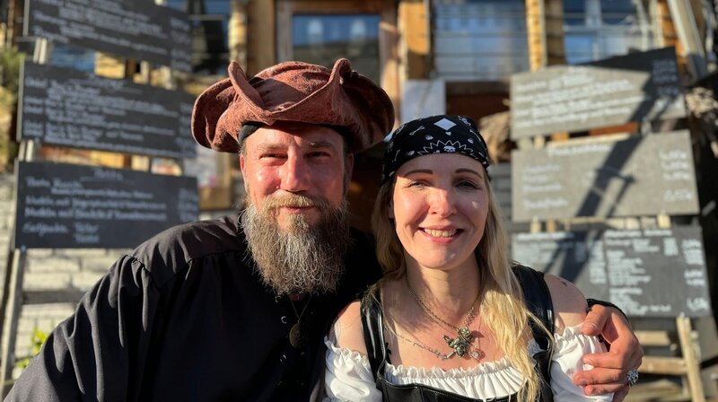 Ben Kodera mit Freundin Karina vor ihrem selbstgebauten Imbiss in Rostock-Gehlsdorf. – Bild: NDR/​Steffen Schneider
