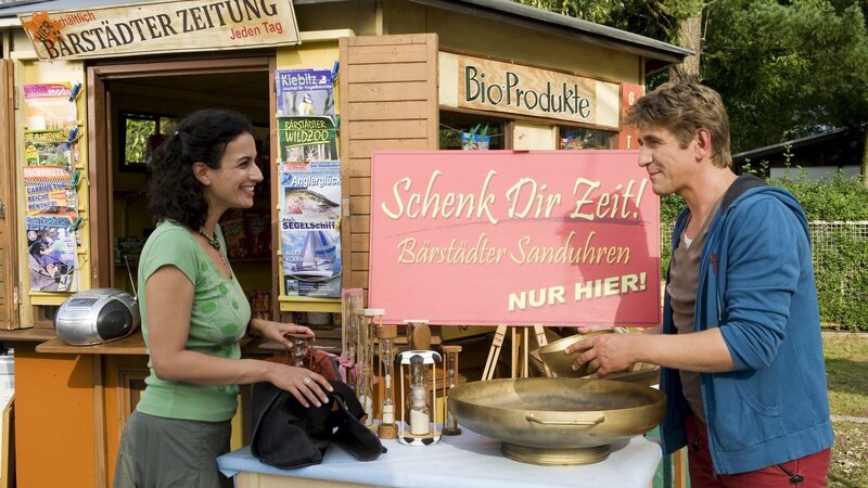 Fritz Fuchs (Guido Hammesfahr) liefert Yasemin (Sanam Afrashteh) seine neuesten Erfindungen an den Bauwagen. – Bild: ZDF/​Antje Dittmann