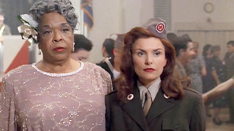 Tess (Della Reese, l.) und Monica (Roma Downey) im Zweiten Weltkrieg. – Bild: Bibel TV
