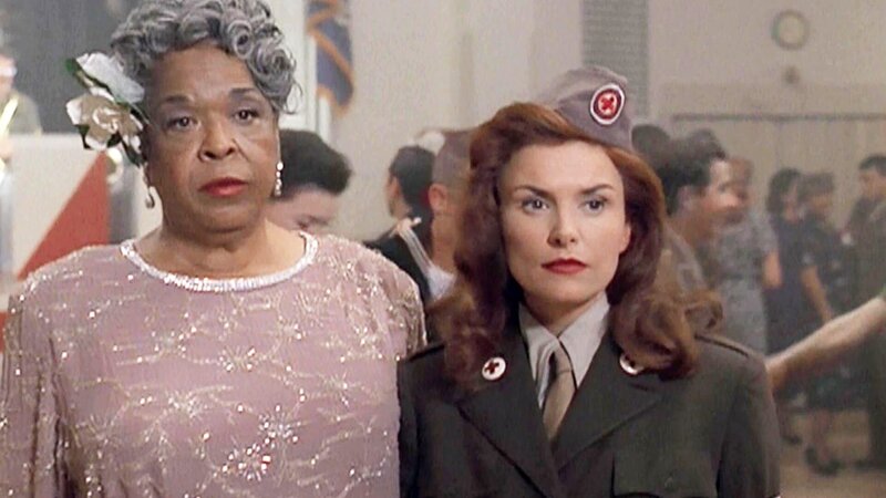 Tess (Della Reese, l.) und Monica (Roma Downey) im Zweiten Weltkrieg. – Bild: Bibel TV