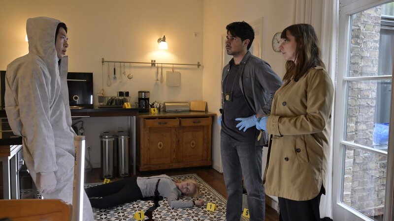 Spurensicherer Thomas Brandner (Yung Ngo, l.) geht am Tatort von einem Einbruch aus und weist Luna Kunath (Caroline Erikson) und Samir Amari (Skandar Amini, M.) auf Fußabdrücke im Blut hin. – Bild: ZDF und Christiane Pausch