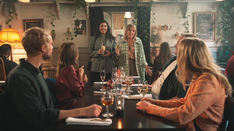 Beim Essen mit Freunden erfahren Hilma (Alba August) und Ola (Björn Gustafsson), dass ihre lesbischen Freundinnen schwanger sind. – Bild: NDR/​KRO-NCRV