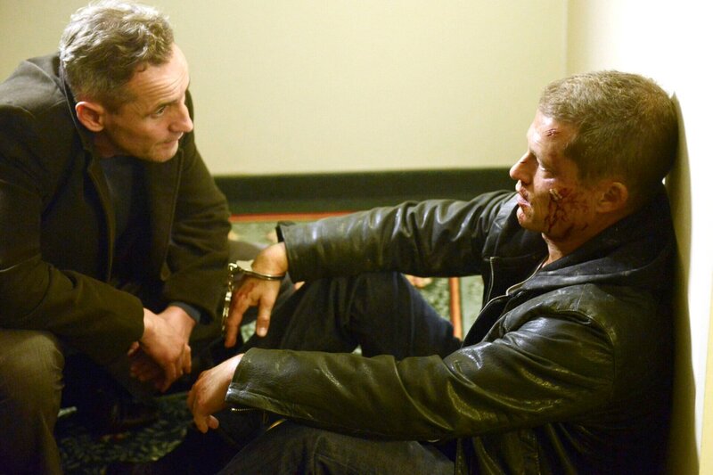 Holger Petretti (Tim Wilde) versucht über Tschiller (Til Schweiger) an Informationen über die Freundin von Max zukommen. – Bild: NDR/​Marion von der Mehden